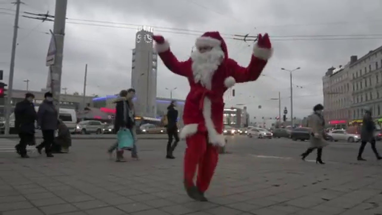 VIDEO: Forši! Rīgas ielās manīts aktīvi dejojošs Ziemassvētku vecītis!