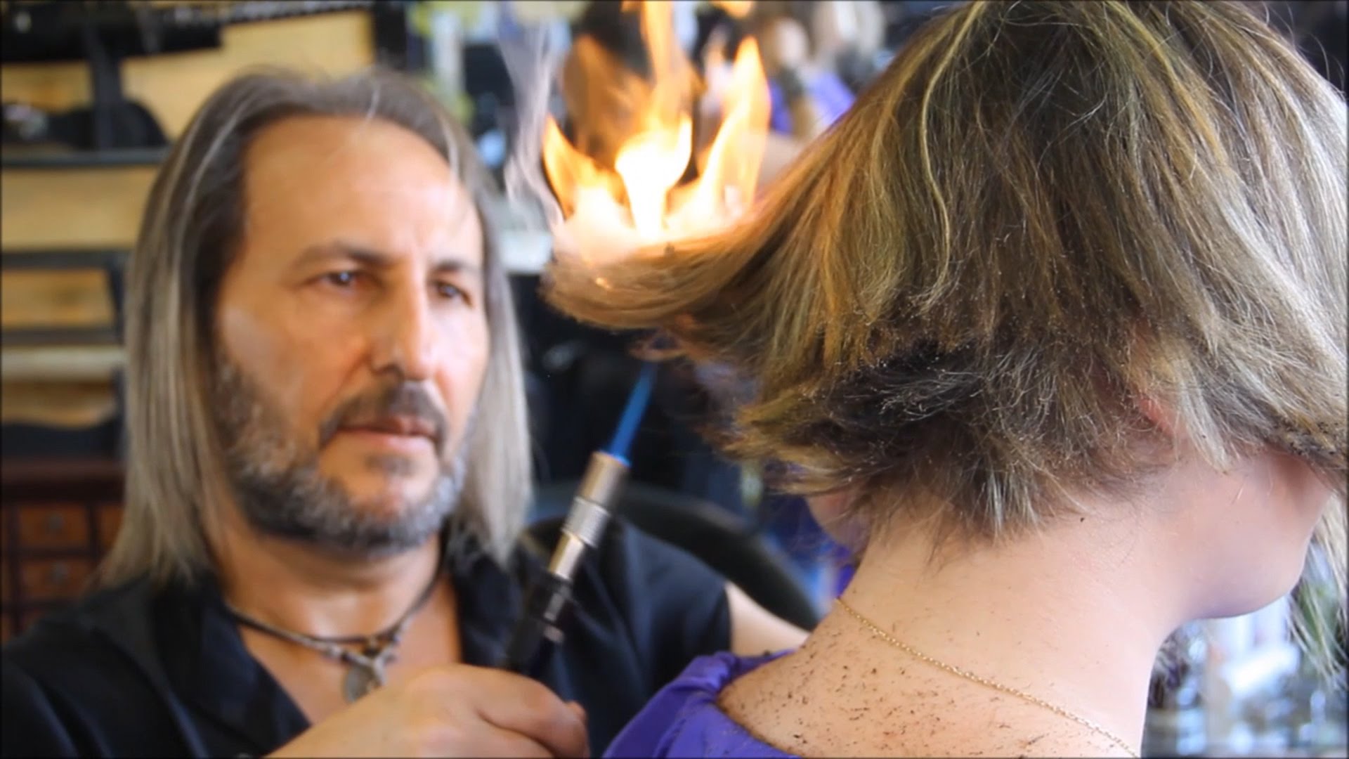 VIDEO: Frizieris, kas griež matus ļoti neparastā veidā. Ļoti.