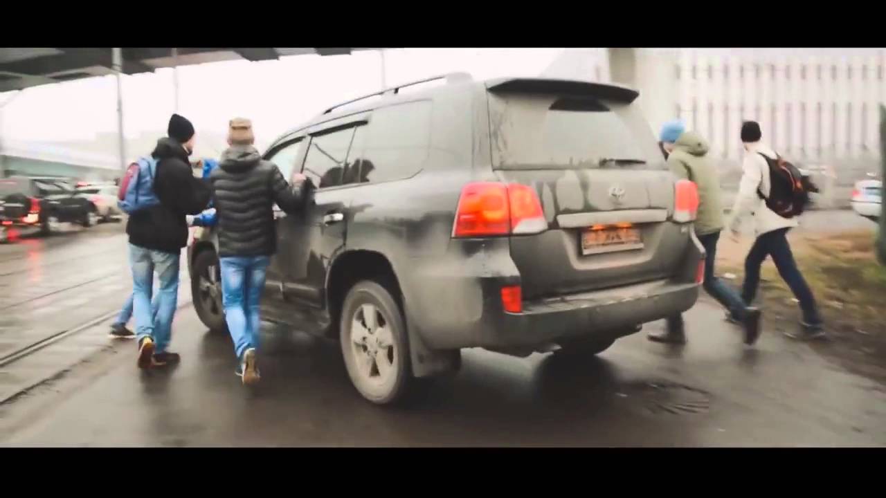 VIDEO: Krievijā džipa autovadītājs ne mirkli nešauboties apzināti sabrauc cilvēku!