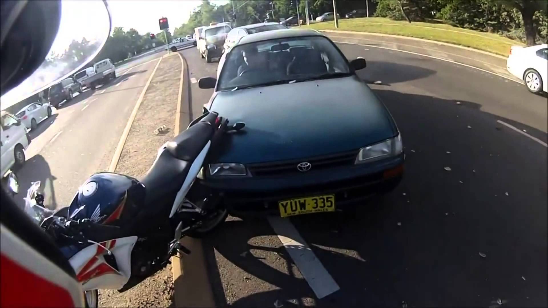 VIDEO: Labākās Austrālijas šoferu reakcijas avārijas brīdī!