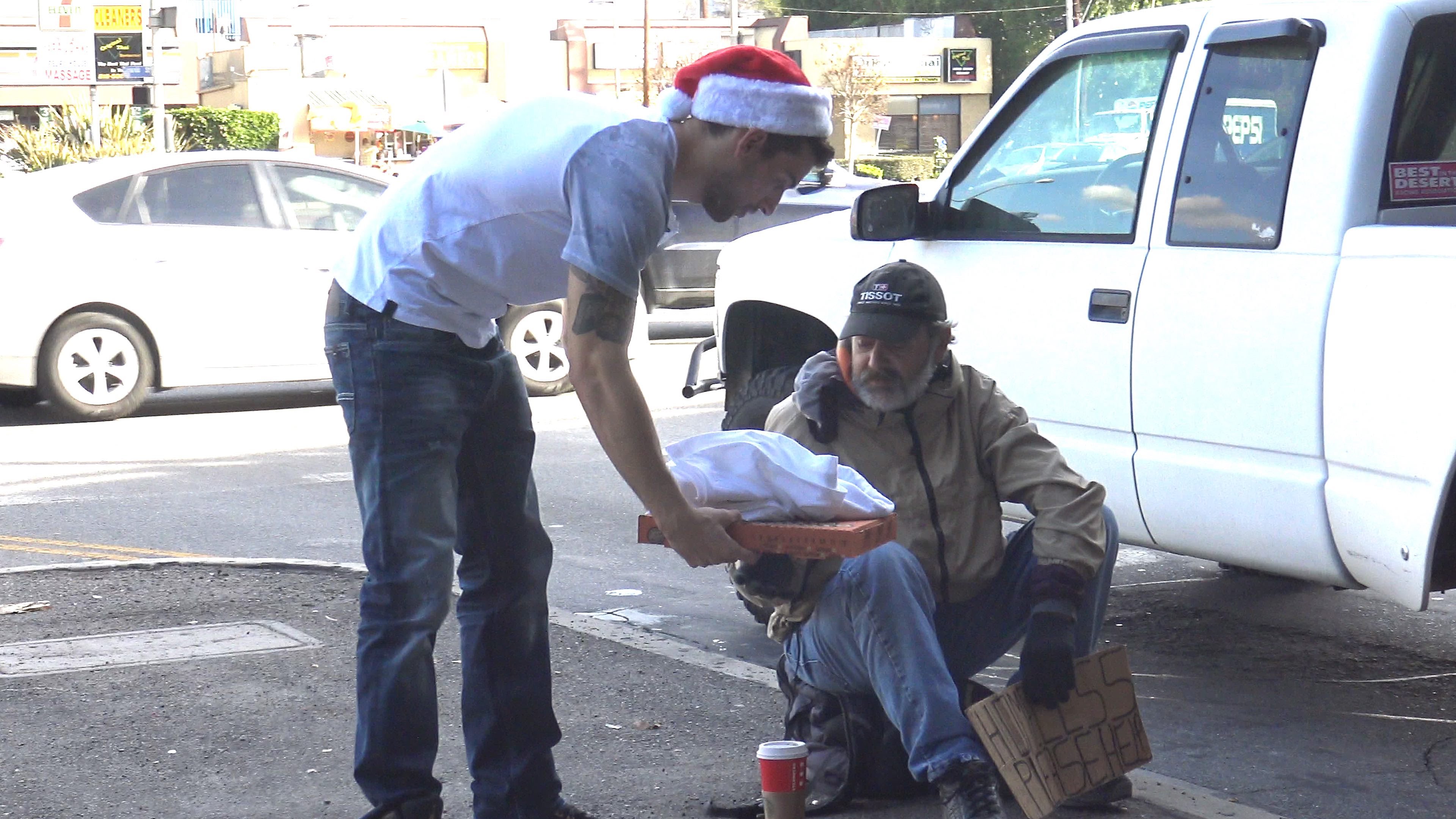 VIDEO: Neliela Ziemassvētku dāvana tiem, kuriem parasti uz ielas cenšamies ātri paslīdēt garām…