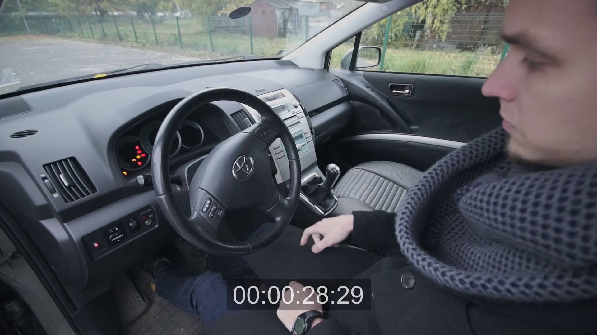 VIDEO: Valsts policijas eksperiments: Cik viegli ir nozagt auto ar zagļu rīcībā esošajām tehnoloģijām?