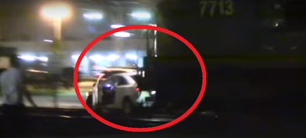 VIDEO: Viņa auto sadragāja vilciens… bet viņš ar to turpināja ceļu, it kā nekas nebūtu noticis!