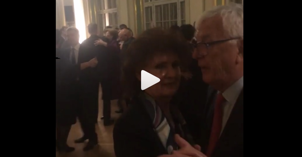 VIDEO: Pa smuko! Maestro Raimonds Pauls ar kundzi Lanu joprojām vienā solī!