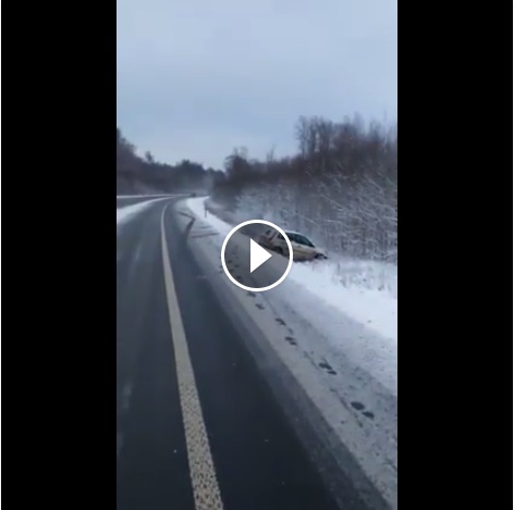 VIDEO: Bauskas šoseja – īsti nevar saprast – vilkt slidas vai sēsties atpakaļ mašīnā…