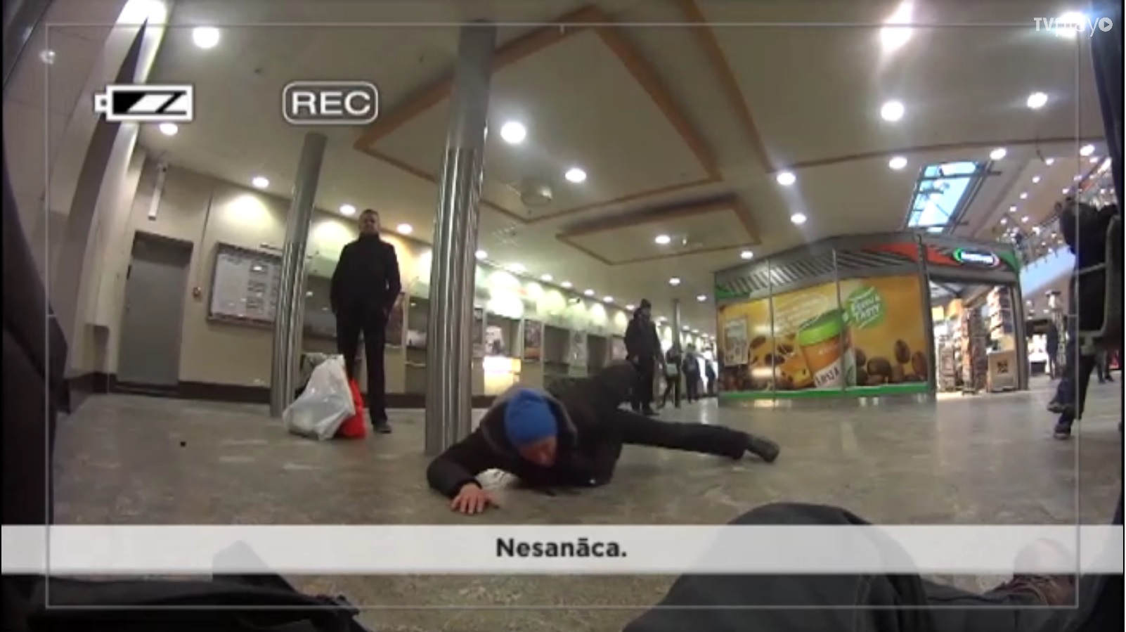 VIDEO: “Bez Tabu” žurnālists nomaskējas par bomzi un ar slēpto kameru iefiltrējas bariņā!