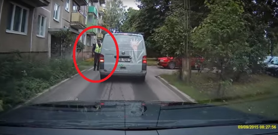 VIDEO: Esi iereibis un gribi izmest nelielu līkumu ar auto pa pagalmu? Labāk ne!