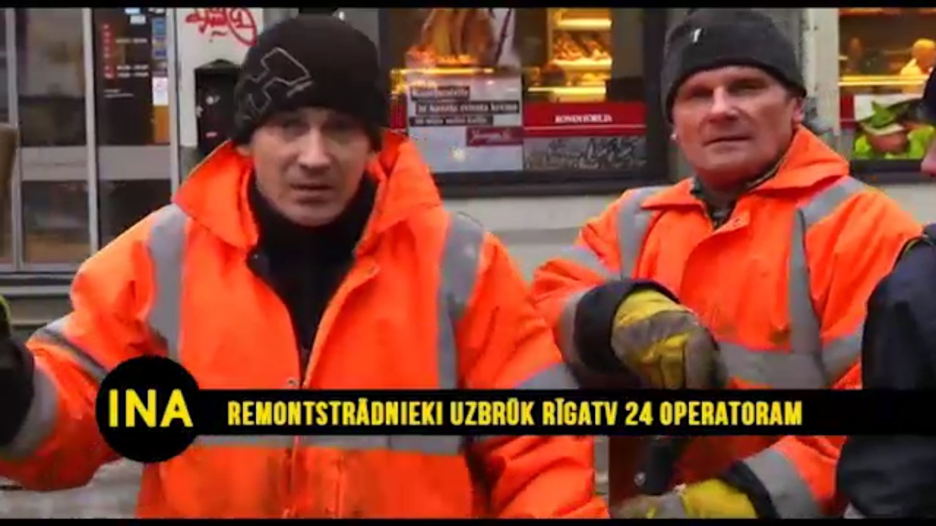 VIDEO: Ceļu strādnieki pašā Rīgas centrā uzbrūk televīzijas operatoram, kurš filmē viņu darbu!
