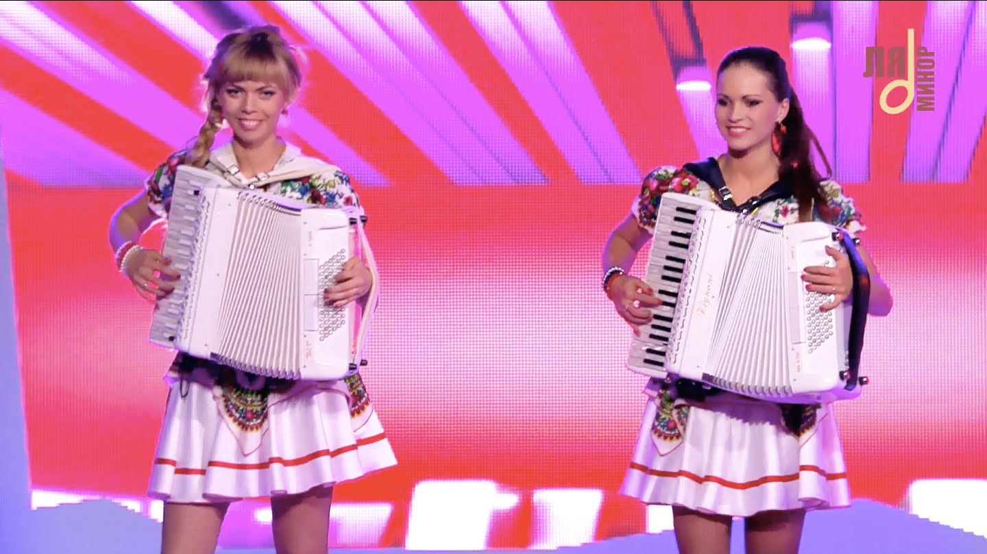VIDEO: Divas meitenes. Divi akordeoni. Rezultāts kolosāls!