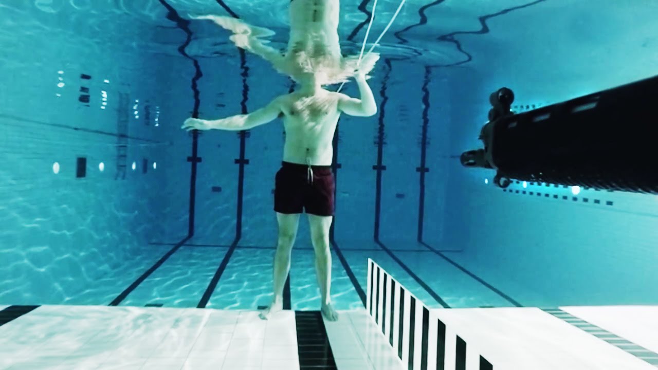 VIDEO: Fiziķis šauj uz sevi zem ūdens zinātnes vārdā.. Iespaidīgi!