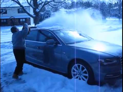 VIDEO: Iespējams, efektīvākais veids, kā ātri notīrīt apsnigušu auto!