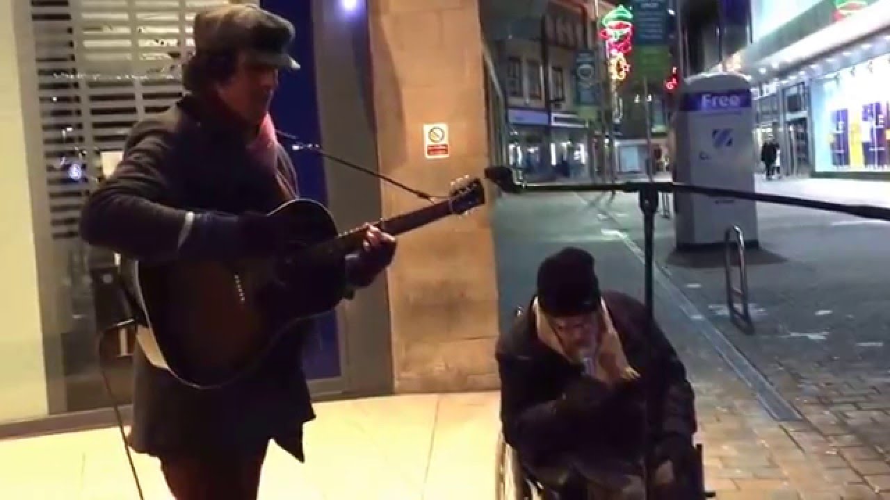 VIDEO: Kad bezpajumtnieks ratiņkrēslā sāka dziedāt.. pūlis pārsteigumā gavilēja!