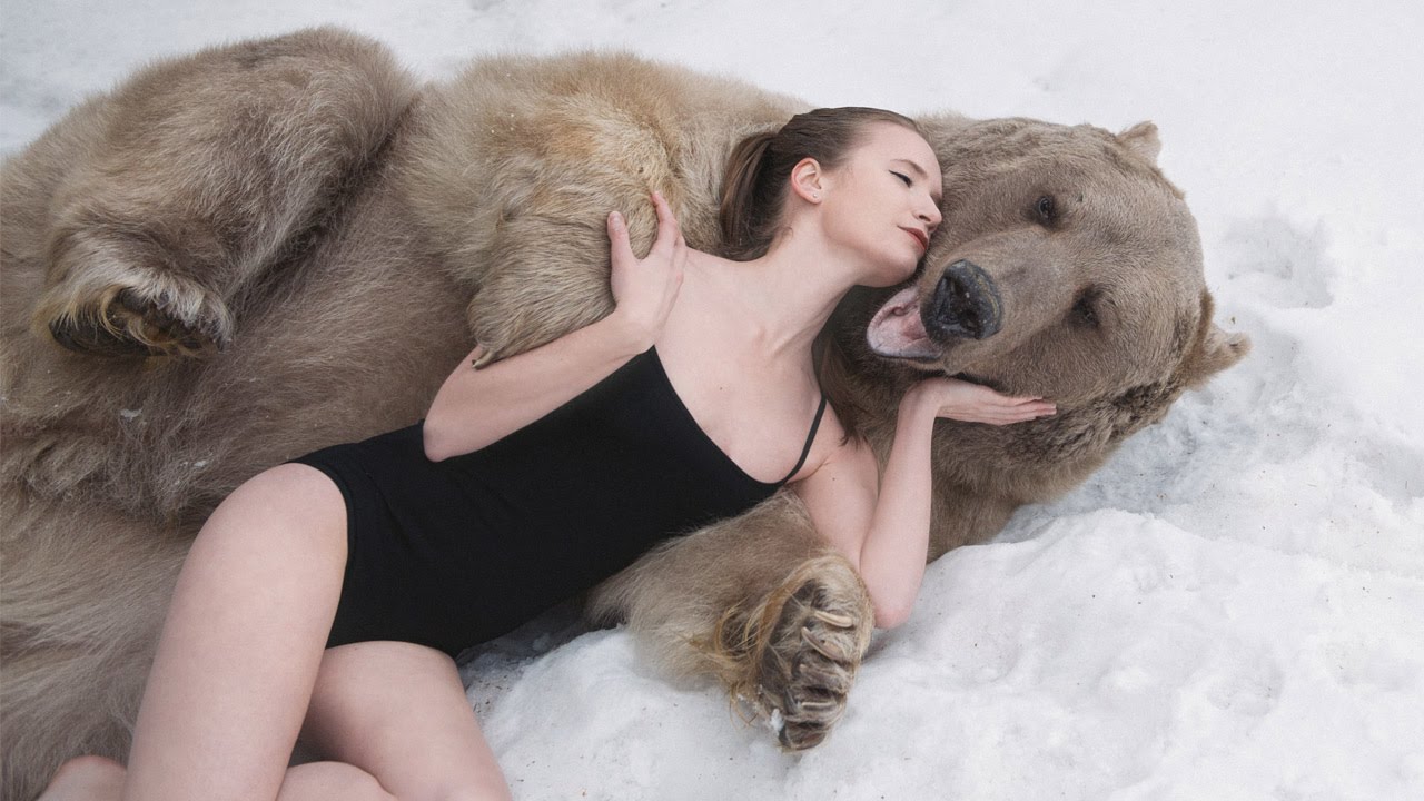 VIDEO: Kāpēc puskailas sievietes no Krievijas mīļojas ar 650 kg smagu dzīvu lāci!?