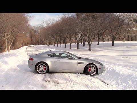 VIDEO: Kas notiek, ja brauc ar Aston Martin .. pa sniegu .. ar vasaras riepām!