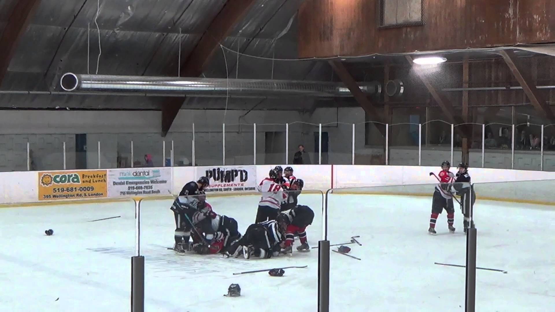 VIDEO: Nedaudz citāda hokeja spēle – tiesnesis iesit hokejistam, treneris “izslēdz” arbitru!