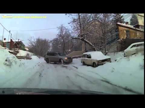 VIDEO: No kalna slīd automašīna, bet viņš vien nosaka: “Sapratu tevi, brāl!”