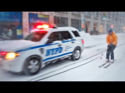 VIDEO: Ņujorkā sniega vētra jeb snovbords kopā ar policiju..