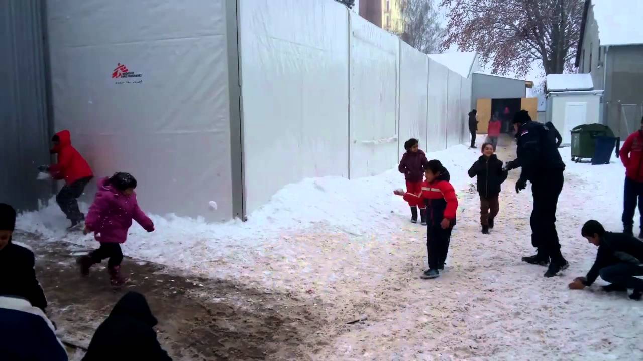 VIDEO: Pozitīvi! Policijas kauja pret bēgļu bērniem … sniega piku kauja!