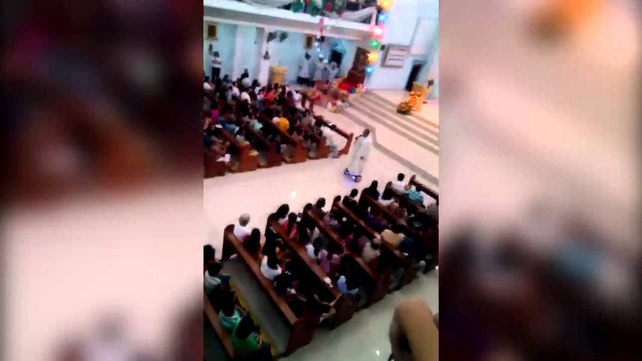 VIDEO: Priesteris tika atstādināts, jo baznīcas vadībai nepatika veids, kādā viņš pārvietojās pa baznīcu!