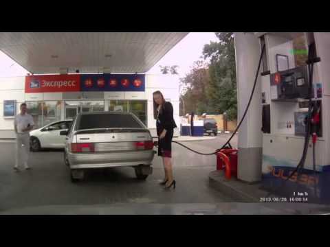 VIDEO: Sieviete degvielas uzpildes stacijā jeb tas brīdis, kad galva pilna citu domu..
