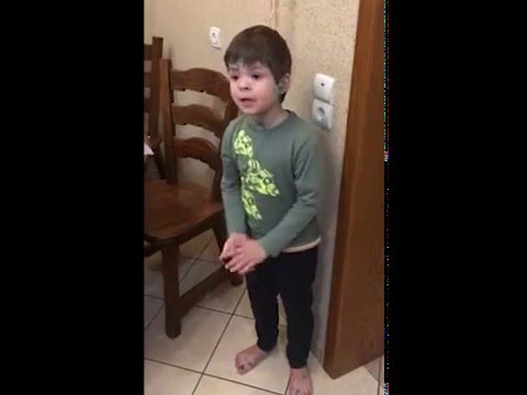 VIDEO: Tētis nogalināja peli. Mazajam puikam par to bija, ko teikt..