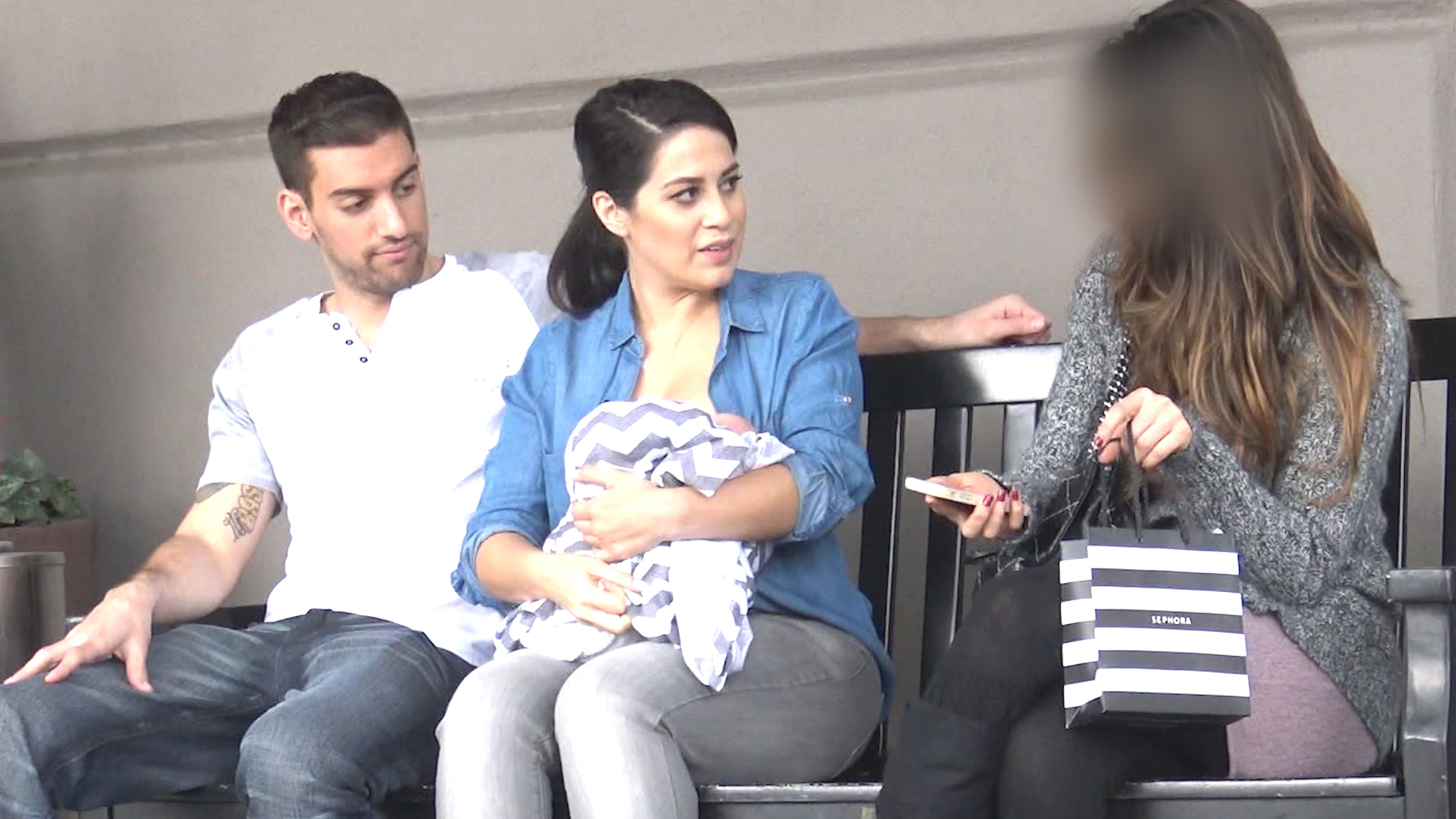 VIDEO: Viņa atkailināja savu krūti, lai pabarotu zīdaini. Kā uz to reaģēja apkārtējie cilvēki!?