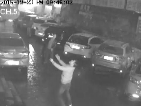 VIDEO: Vīrietis kailām rokām centās noķert no 11. stāva krītošu sievieti..