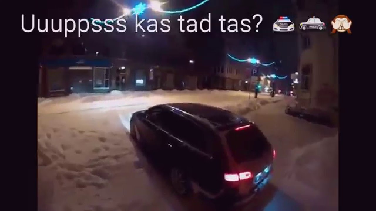 VIDEO: Ziemas prieki! Ar slaloma slēpēm pa Rīgas ielām. Aiz automašīnas.