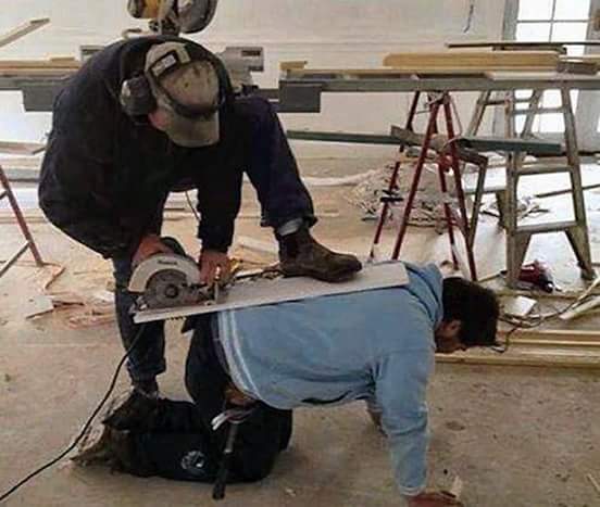 FOTO: Šiem remontstrādniekiem ir visādas rokas, tikai ne zelta jeb viss ir jādara pašam!