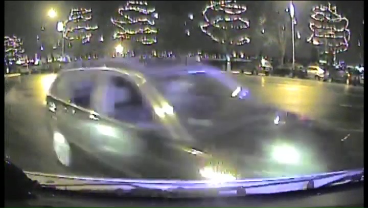 VIDEO: Satrakojies BMW vadītājs trako Rīgas ielās un sašķaida policijas busiņus!