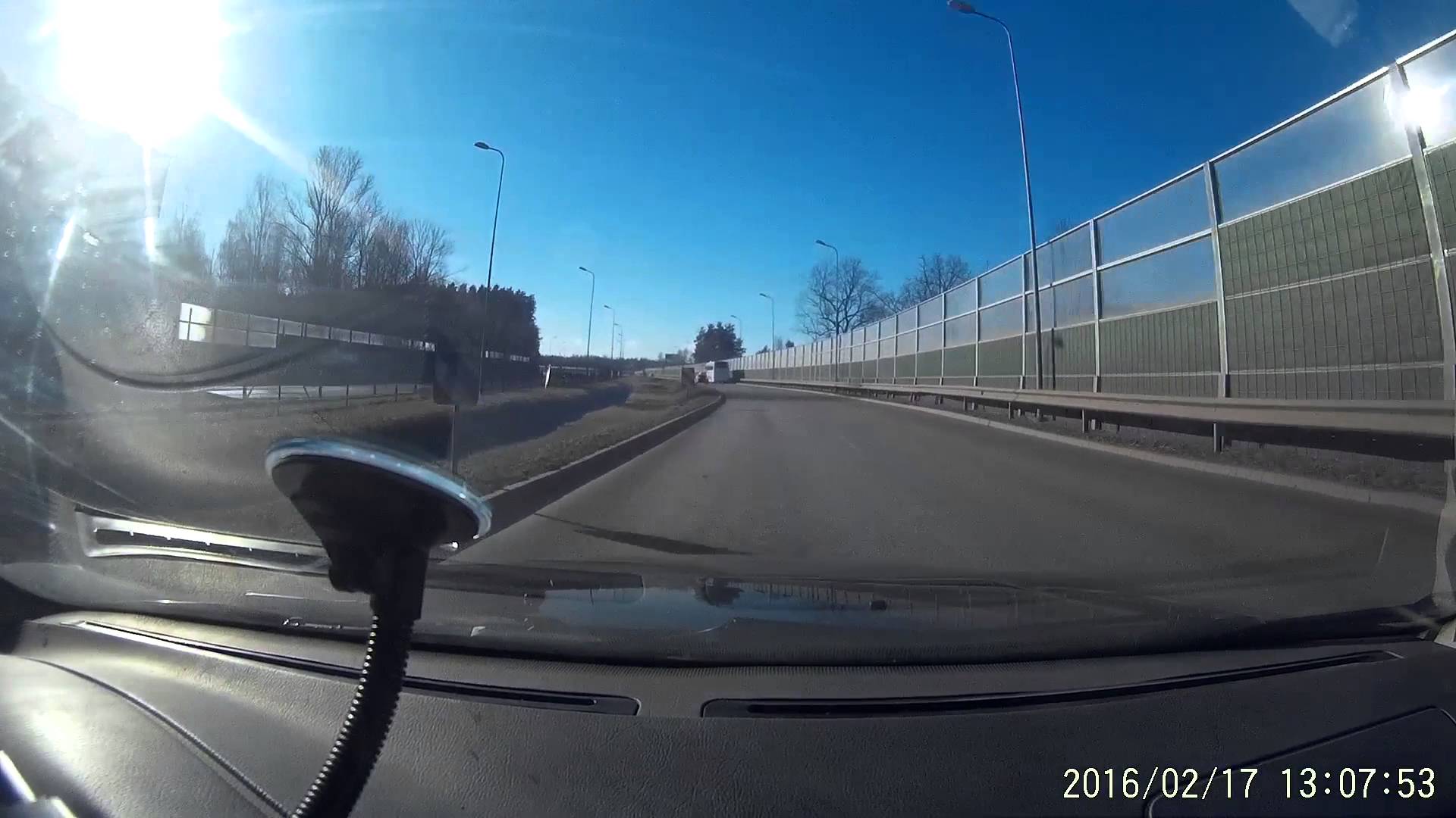 Aculiecinieka video: Latvijā uz ceļa ārdās BMW vadītājs un ietriecas… policijas busiņā!