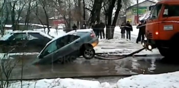 VIDEO: Kā Krievijā mašīnu no kanalizācijas bedres ārā vilka…