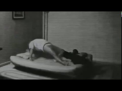 VIDEO: Diezgan baisi! Slēptā kamera nofilmē, kā sieviete nakts laikā lidinās virs gultas!