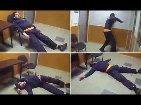 VIDEO: Kādā Krievijas policijas iecirknī tā darbinieki smejas par salietojušos un neadekvātu vīrieti..
