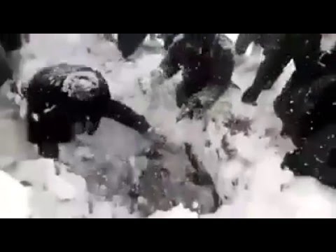 VIDEO: Karavīrs tiek izglābts pēc tam, kad 6 (!) dienas pavadījis zem sniega..