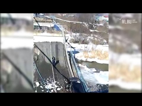 VIDEO: Krievijā zem automašīnas riteņiem sabrūk tilts!