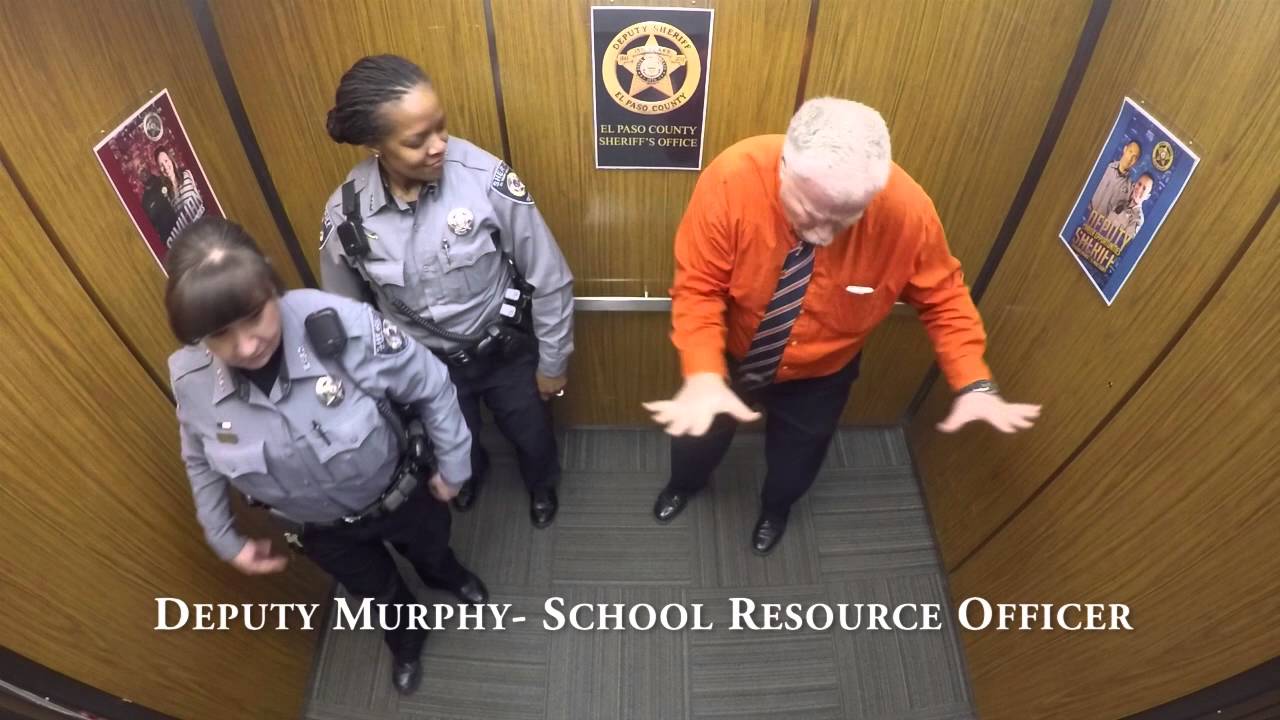 VIDEO: Šis policists tika pieķerts liftā..