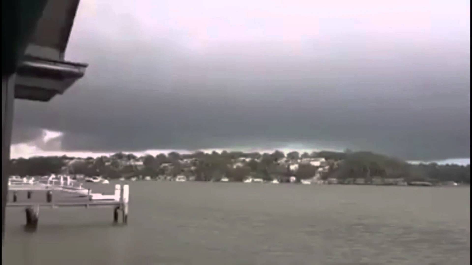 VIDEO: Tas brīdis, kad zibens iesper pavisam netālu no vietas, kur stāvi..