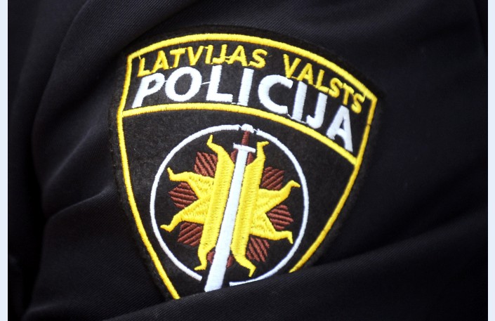 Policists Gints Beltiņš rāpjas pa balkonu uz 5. stāvu, lai izglābtu divus novārtā atstātus bērnus!