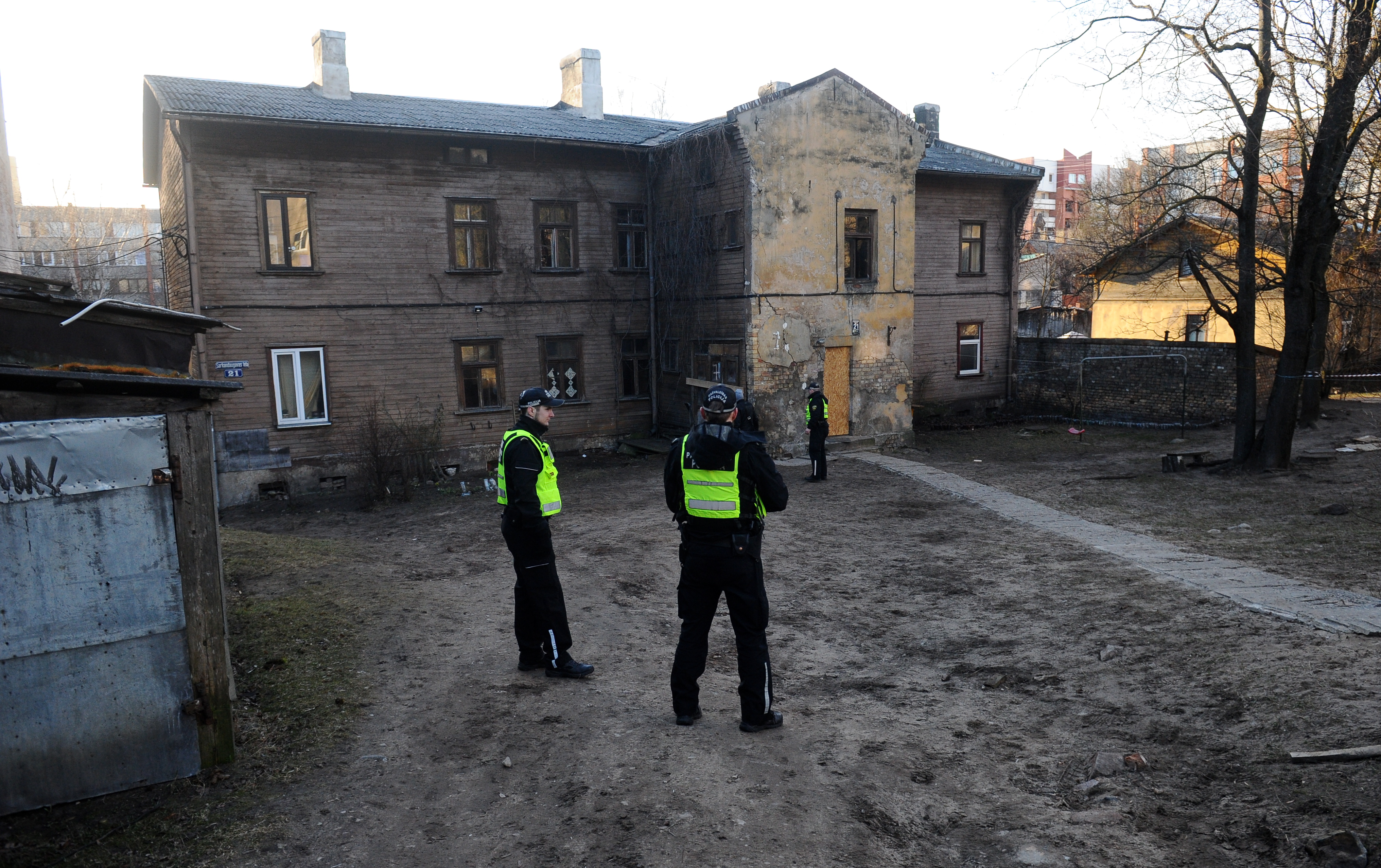 FOTO: Rīgā, Sarkandaugavas ielā mājai iebrūk kāpņutelpa! Evakuēti 8 mājas iedzīvotāji.