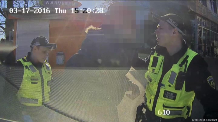 VIDEO: Policists “dabū” pa muti … jo aizrāda, ka uz ielas čurāt nav pieklājīgi!