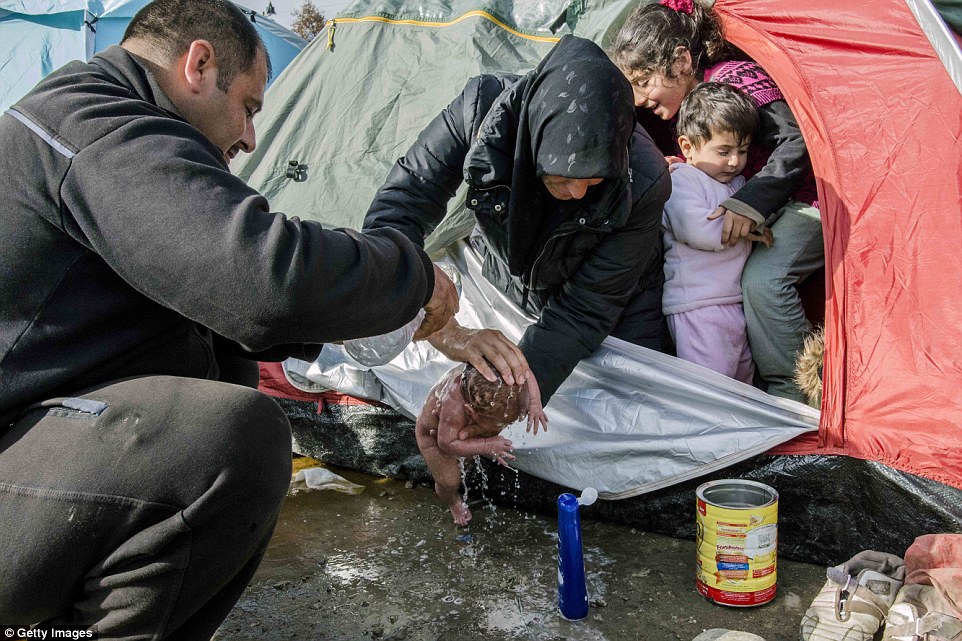 FOTO: Piedzimis ellē jeb haoss un antisanitārie apstākļi bēgļu apmešanās vietā netālu no Maķedonijas robežas!