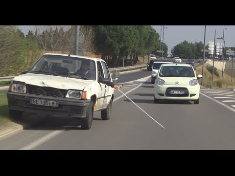 VIDEO: “Akls” cilvēks vada auto un cenšas orientēties pilsētā!