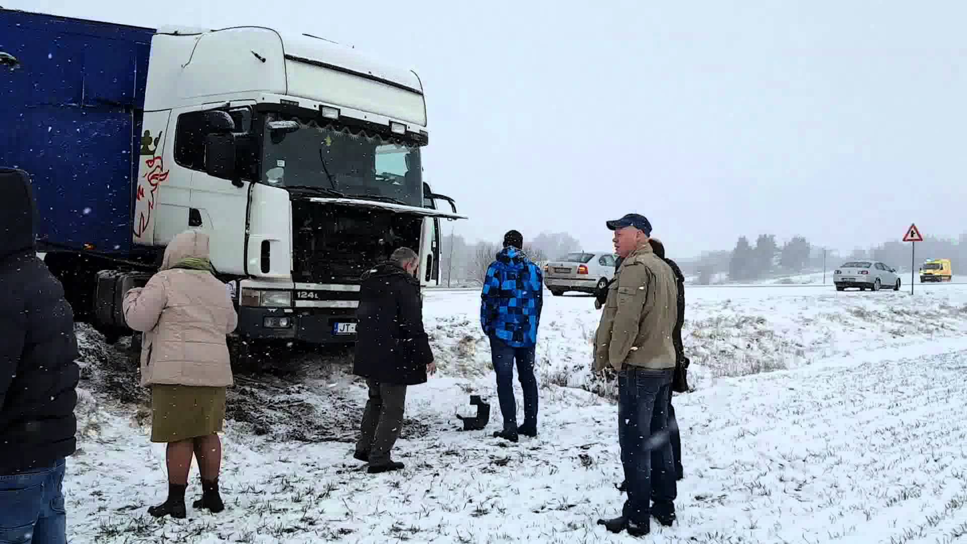 VIDEO: Baiss skats pēc autobusa un kravas automašīnas avārijas uz Ventspils šosejas.