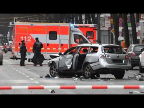 VIDEO: Berlīnes centrā uzsprāgst auto. Tā vadītājs gājis bojā. Policija izplata brīdinājumu!