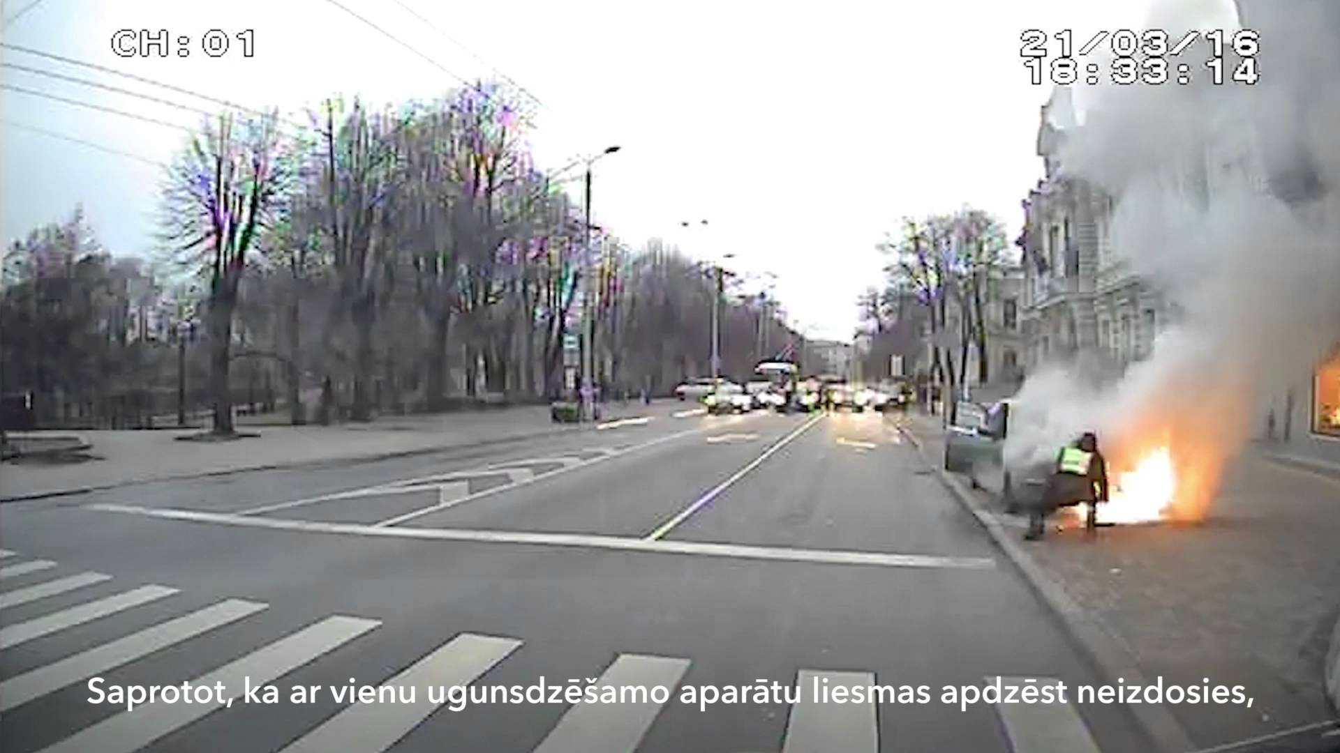 VIDEO: Rīgas pašvaldības policijas darbinieki nodzēš degošu automašīnu galvaspilsētas centrā!