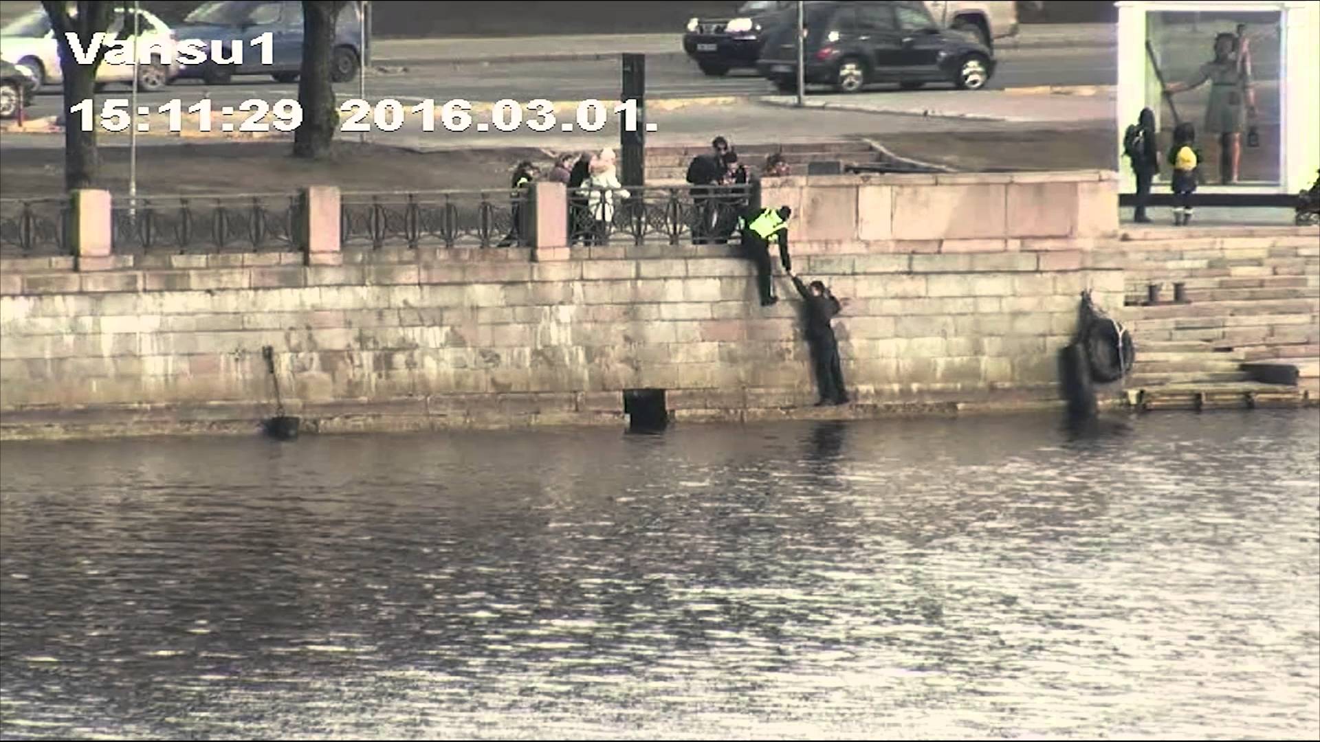 VIDEO: Rīgas pašvaldības policija izglābj Daugavā ielēkušu vīrieti!