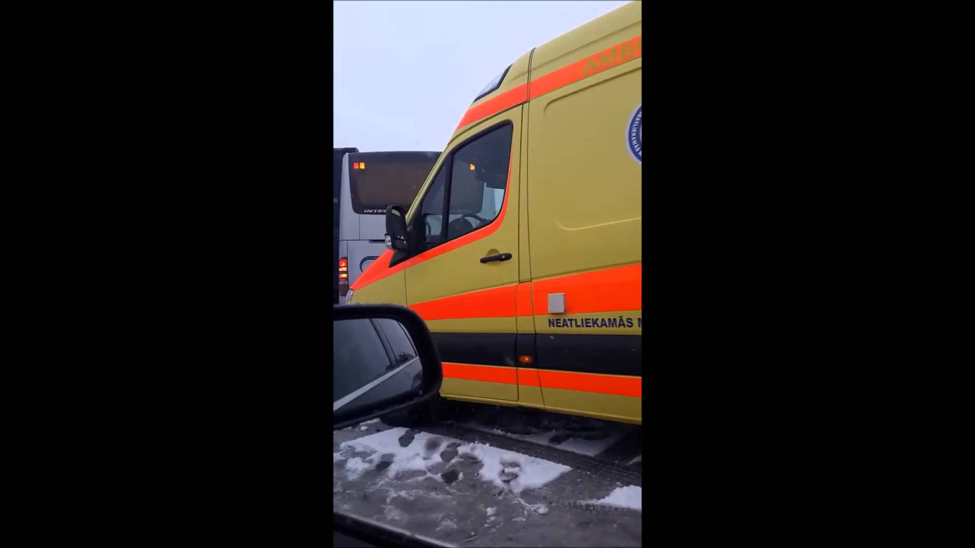 VIDEO: Smaga avārija uz Venstpils šosejas. Grāvī iebraucis autobuss un kravas auto. Ir 6 cietušie.