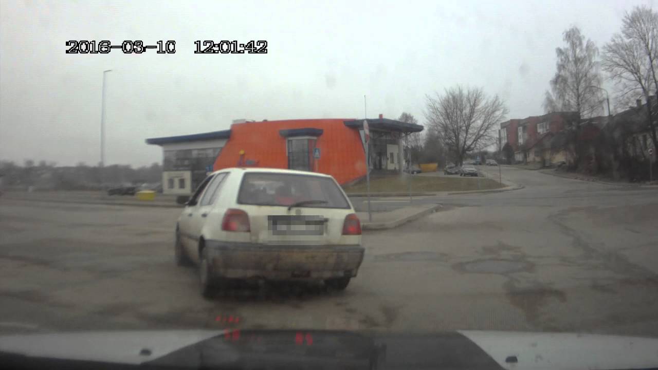 VIDEO: Trillera cienīga policijas pakaļdzīšanās Rēzeknē, kas beidzas ar avāriju!