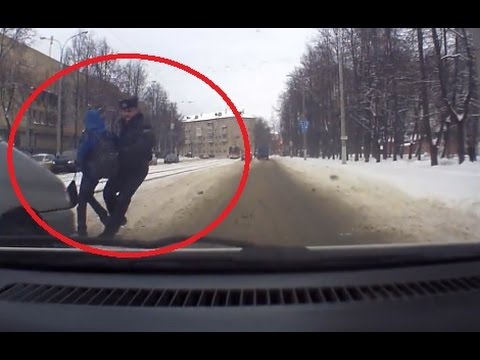 VIDEO: Varonīgi! Policists izglābj zēna dzīvību!